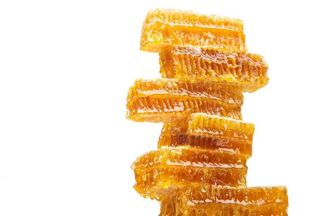 Cellules d'abeille contenant du miel