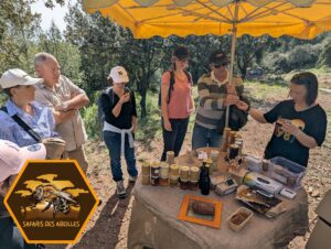 Le public goûte les produits de la ruche lors d'un safari des abeilles